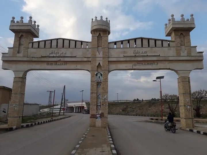 قسد تعلن عن مقتل أحد مقاتليها وإصابة أطفال في استهداف بدير حافر تتهم به دمشق