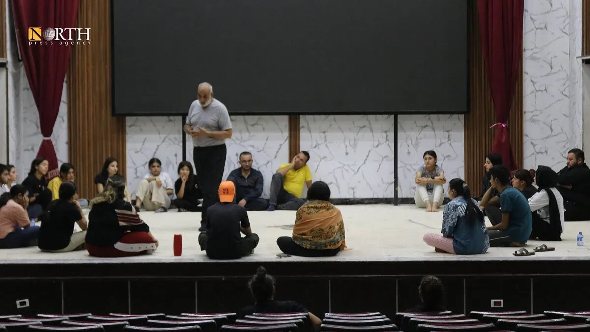 ورشة عمل في كوباني تجمع 30 شاباً وشابة لصقل مهاراتهم في التمثيل المسرحي