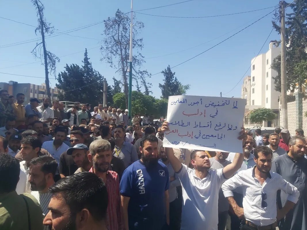 معلمة من إدلب تواجه صعوبات في العودة إلى عملها رغم قرارات إعادة المفصولين