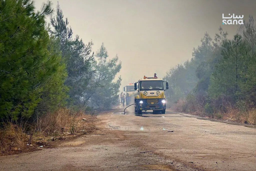 لليوم الرابع: فرق الإطفاء تكافح حرائق جبل التركمان في اللاذقية وسط صعوبات