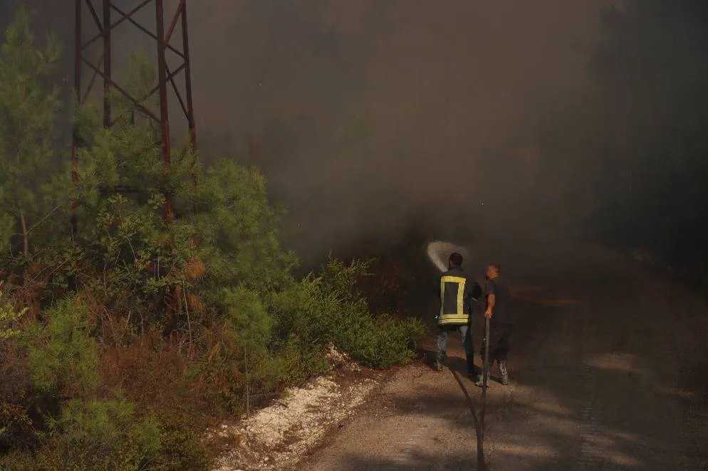 اللاذقية تحترق: الدفاع المدني يواجه الألغام والرياح في مكافحة حرائق جبل التركمان