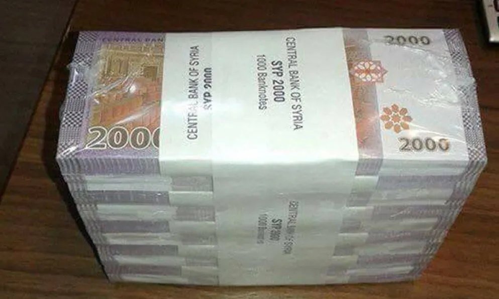 لماذا تفشل جهود السيطرة على سعر صرف الليرة السورية؟ خبير يوضح الأسباب والحلول