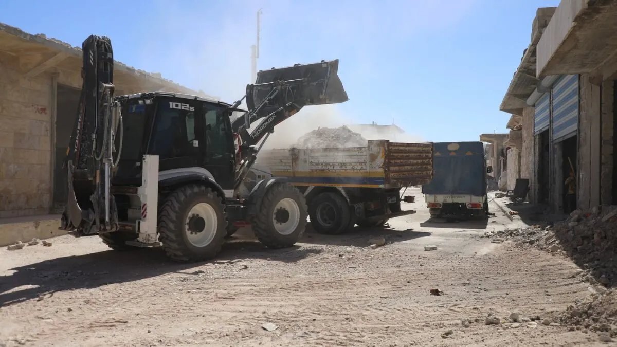حلب: حملة "ساهم فيها" تواصل جهودها لإزالة آثار الدمار في تل رفعت
