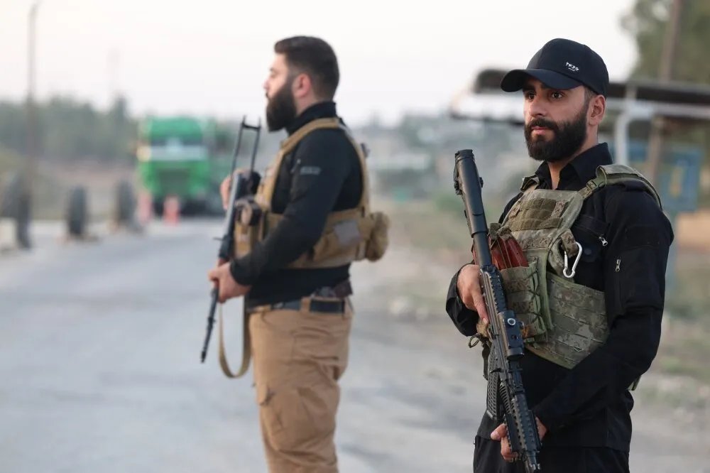 حماة: انتشار أمني مكثف بعد تداول فيديو تعذيب جندي وهجوم مسلح