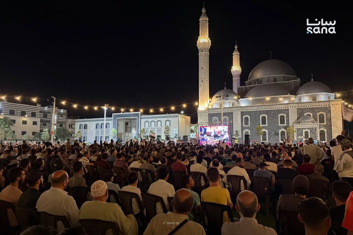 حمص تهتف تأييداً: الآلاف يحتشدون في ساحة خالد بن الوليد لمتابعة كلمة الرئيس الشرع في الأمم المتحدة