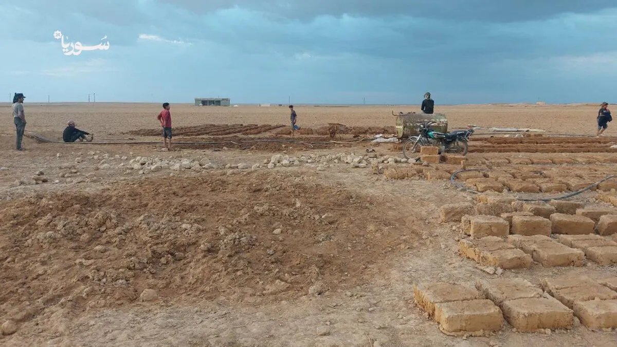 في ريف الرقة: الطوب الطيني يعود بقوة كحل اقتصادي لأزمة البناء