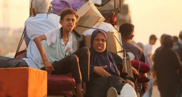 غارة إسرائيلية على غزة تخلف 11 قتيلاً وتثير موجة نزوح جديدة