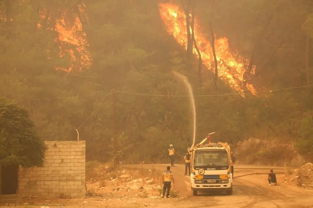 السيطرة على 80% من حرائق جبل التركمان في اللاذقية وجهود مستمرة لإخمادها بالكامل