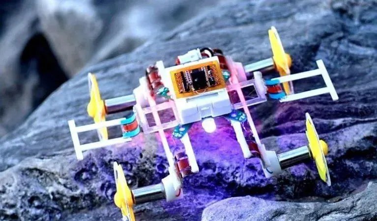 علماء صينيون يبتكرون روبوتاً مجهرياً بحجم حبة الرمل للمهام العلاجية داخل الجسم