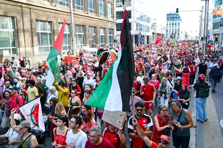 بروكسل: مظاهرة حاشدة تندد بجرائم إسرائيل في غزة وتطالب بعقوبات فورية