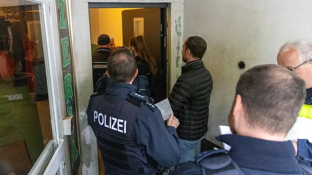 ألمانيا: مداهمات واسعة تكشف شبكات استغلال للمهاجرين والاحتيال على المساعدات الاجتماعية في شمال الراين