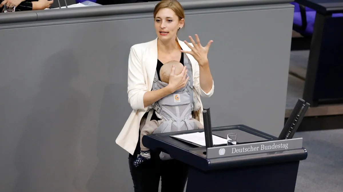 سابقة في البرلمان الألماني: نائبة تلقي خطاباً وهي تحمل طفلها في البوندستاغ