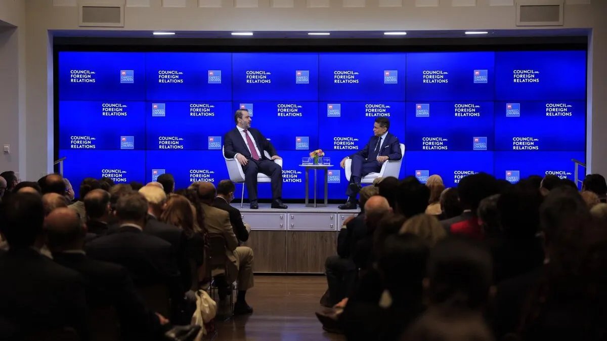 الوزير الشيباني في حوار إعلامي مع فريد زكريا خلال فعالية لمجلس العلاقات الخارجية في نيويورك