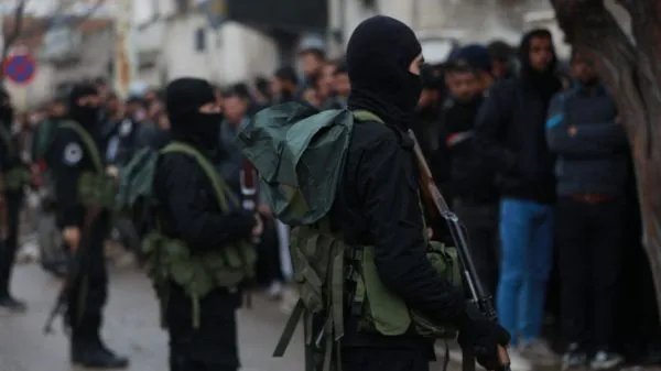 إطلاق سراح شخصيات من النظام السابق في دير الزور يثير استياءً شعبياً