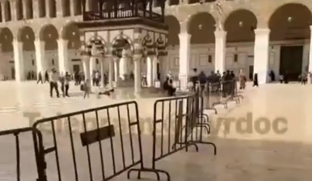 جدل واسع حول فصل الجنسين في الجامع الأموي بدمشق: هل يغير هوية المكان؟