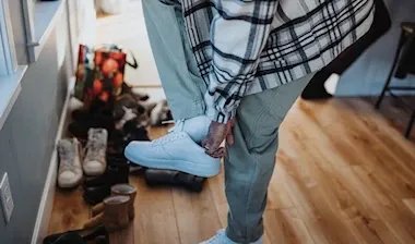 هل خلع الأحذية عند دخول المنزل ضرورة صحية؟ خبراء يجيبون