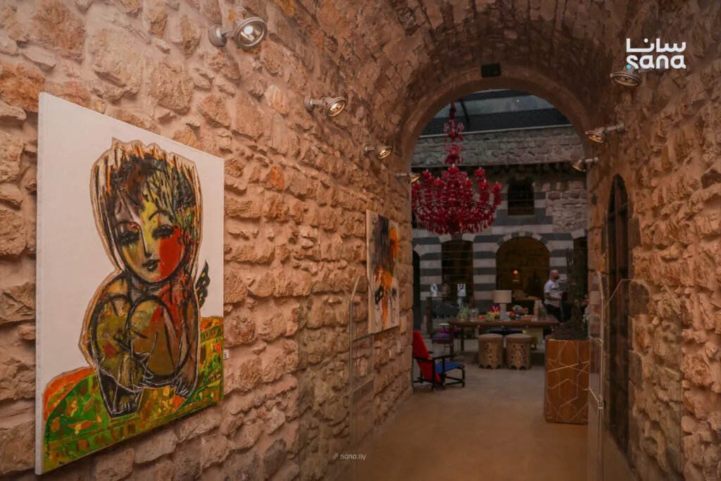 معرض "حوار فني" في دمشق القديمة: لقاء بين أجيال الفنانين السوريين