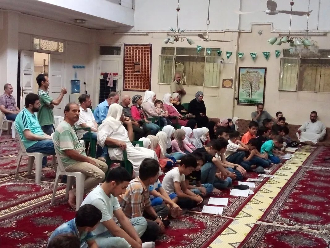 اعتداء على مؤذن مسجد جعفر الصادق في حمص بسبب عبارة 'حي على خير العمل'.. واستقالة اللجنة