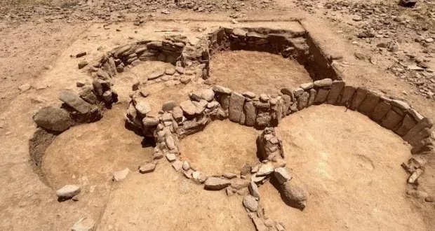 اكتشاف أثري مذهل: أقدم مستوطنة معمارية في الجزيرة العربية تعود للعصر الحجري الحديث