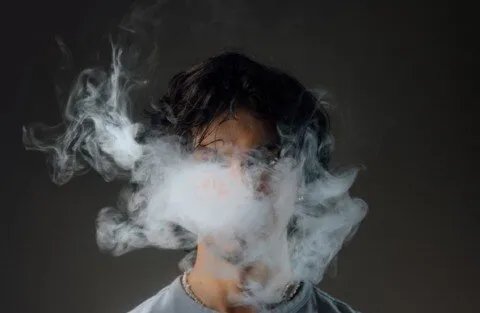 تحذير: التدخين الإلكتروني خطر متزايد على صحة فم الشباب