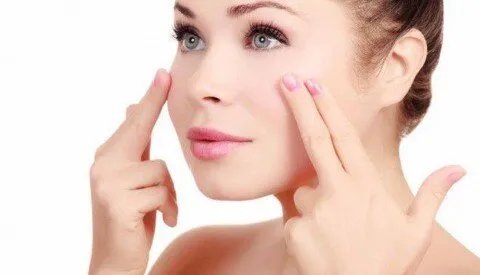 استعادة نضارة الخدود: أحدث التقنيات لملء الخدود وتفتيح البشرة
