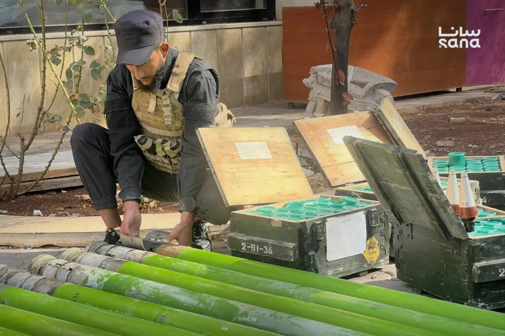 حمص: الأمن الداخلي يحبط تهريب أسلحة ثقيلة ويضبط مستودعات صواريخ غراد في القصير