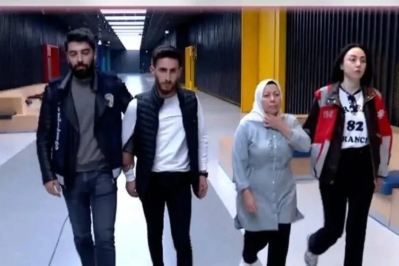 فضيحة تهز تركيا: شاب يكشف عن علاقة مع والدة خطيبته على الهواء مباشرة والنيابة تتدخل!