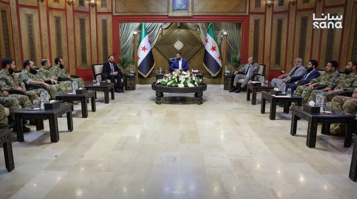 الرئيس الشرع يناقش التطورات الأمنية والعسكرية مع قادة الفرق العسكرية في حلب