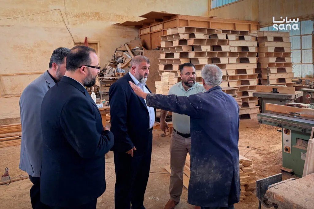 محافظ درعا يتفقد ورشة تصنيع المقاعد المدرسية لتلبية احتياجات مدارس المحافظة