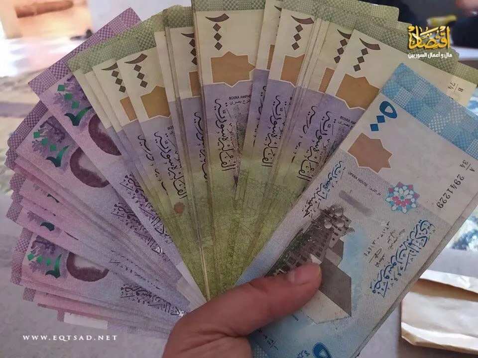 تحسن طفيف في الليرة السورية مقابل الدولار في السوق السوداء: نظرة على أسعار الصرف الرئيسية