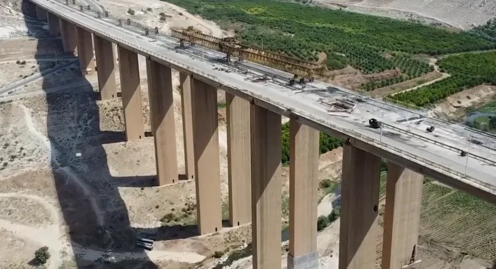 الدفاع المدني يعيد الحياة إلى جسر الرستن الاستراتيجي في حمص