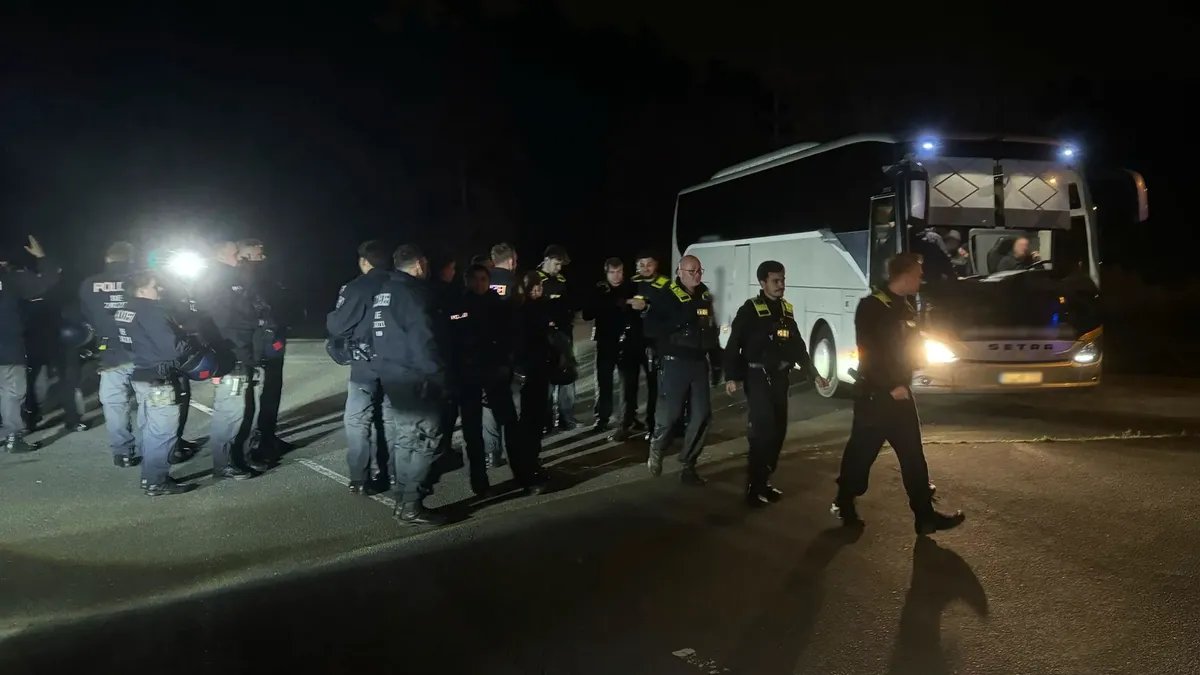 إصابة خطيرة لشرطي ألماني خلال تفتيش مشجعي كرة قدم قادمين من إرفورت في برلين