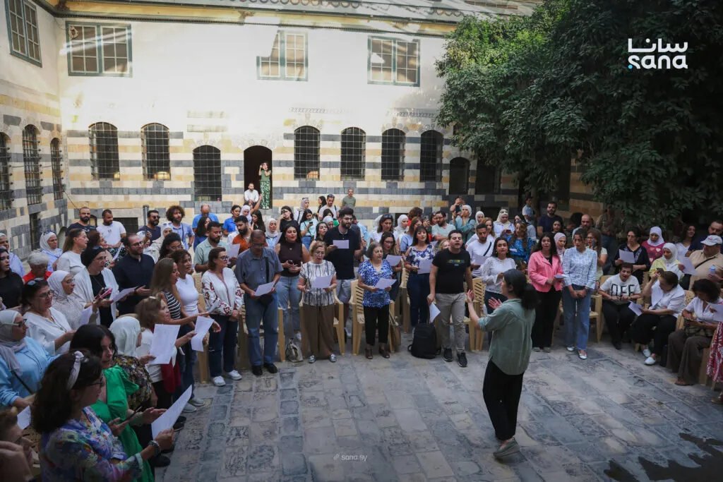 دمشق تتنفس الفن: كورال غاردينيا يحيي أمسية غنائية جماعية في بيت فارحي