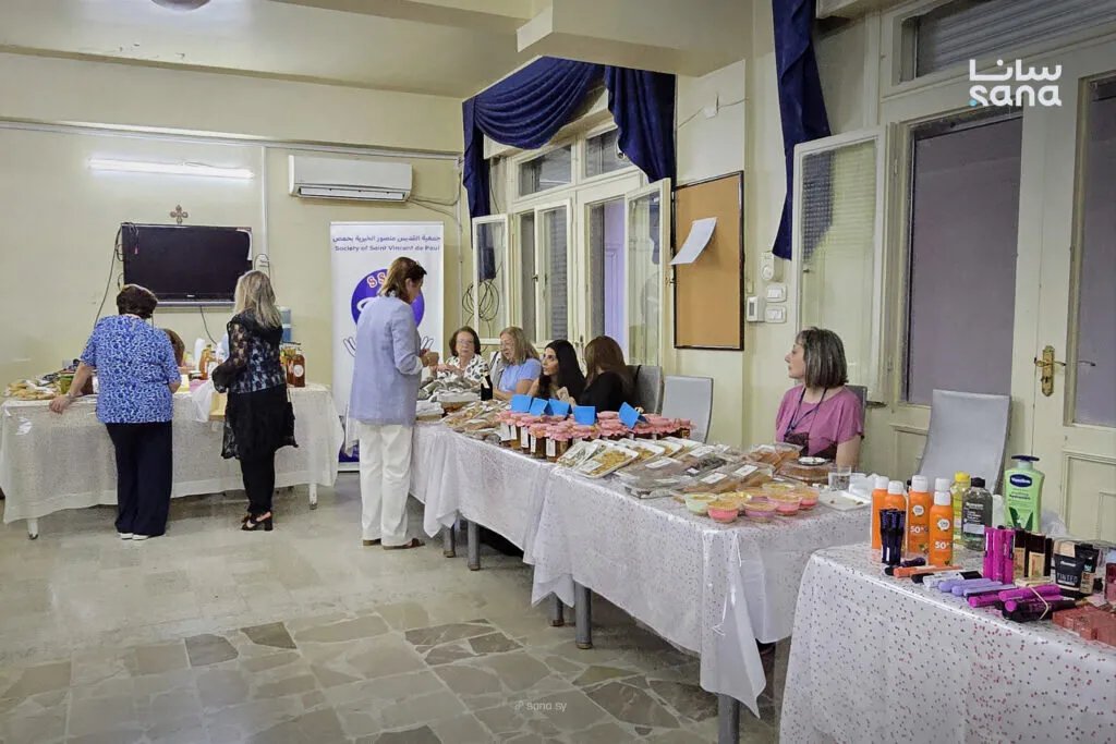 معرض جمعية القديس منصور الخيري في حمص: دعم وتمكين للمجتمع المحلي من خلال المنتجات اليدوية والمؤن