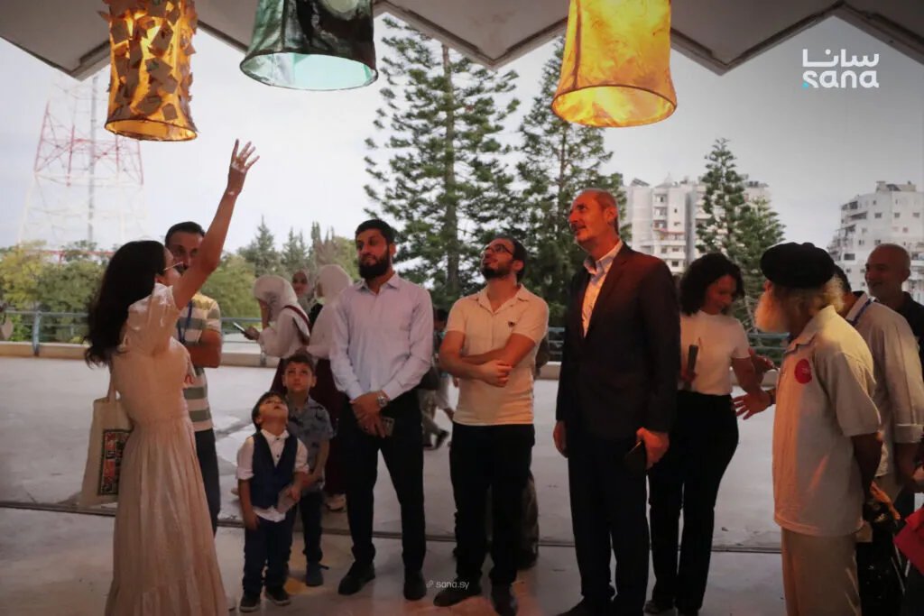 محطة قطار اللاذقية تتحول إلى فضاء فني إبداعي بمعرض "طريق"