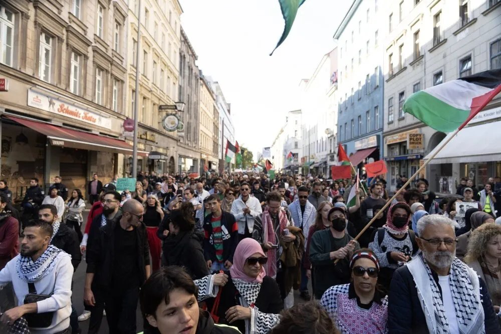 مظاهرات حاشدة في برلين وجنيف وستوكهولم تطالب بوقف إبادة غزة