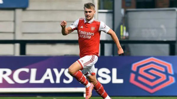 مأساة في عالم كرة القدم: وفاة بيلي فيغار، مهاجم أرسنال السابق، إثر اصطدامه بجدار في مباراة