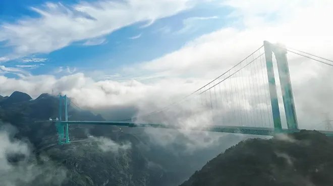 إنجاز هندسي صيني: افتتاح أعلى جسر في العالم للمرور في مقاطعة قويتشو