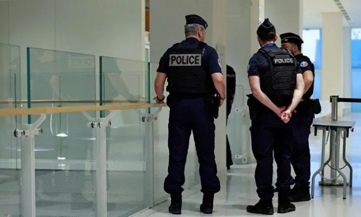 تحقيقات في فرنسا: مداهمة مقر منظمة "إس أو إس – مسيحيو الشرق" بتهمة التواطؤ في جرائم بسوريا