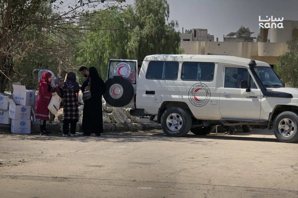الهلال الأحمر يوزع مساعدات صحية لنساء السويداء في مراكز إيواء بصرى الشام