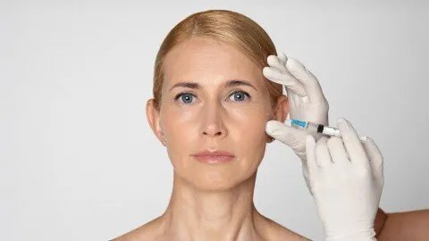 إبرة السلمون: ثورة في عالم التجميل لبشرة أكثر شباباً وإشراقاً