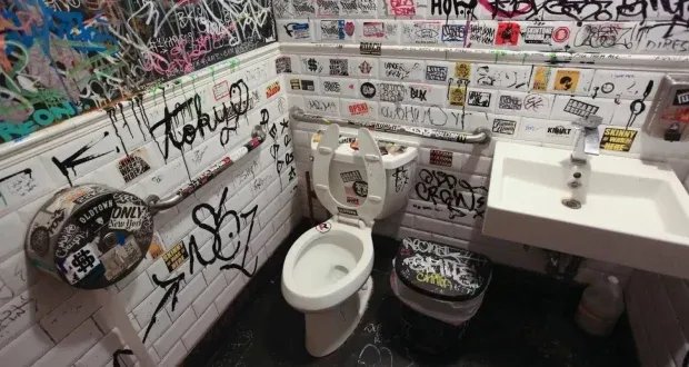 دلالات لون البول: دليل شامل لقراءة صحتك من كوبك