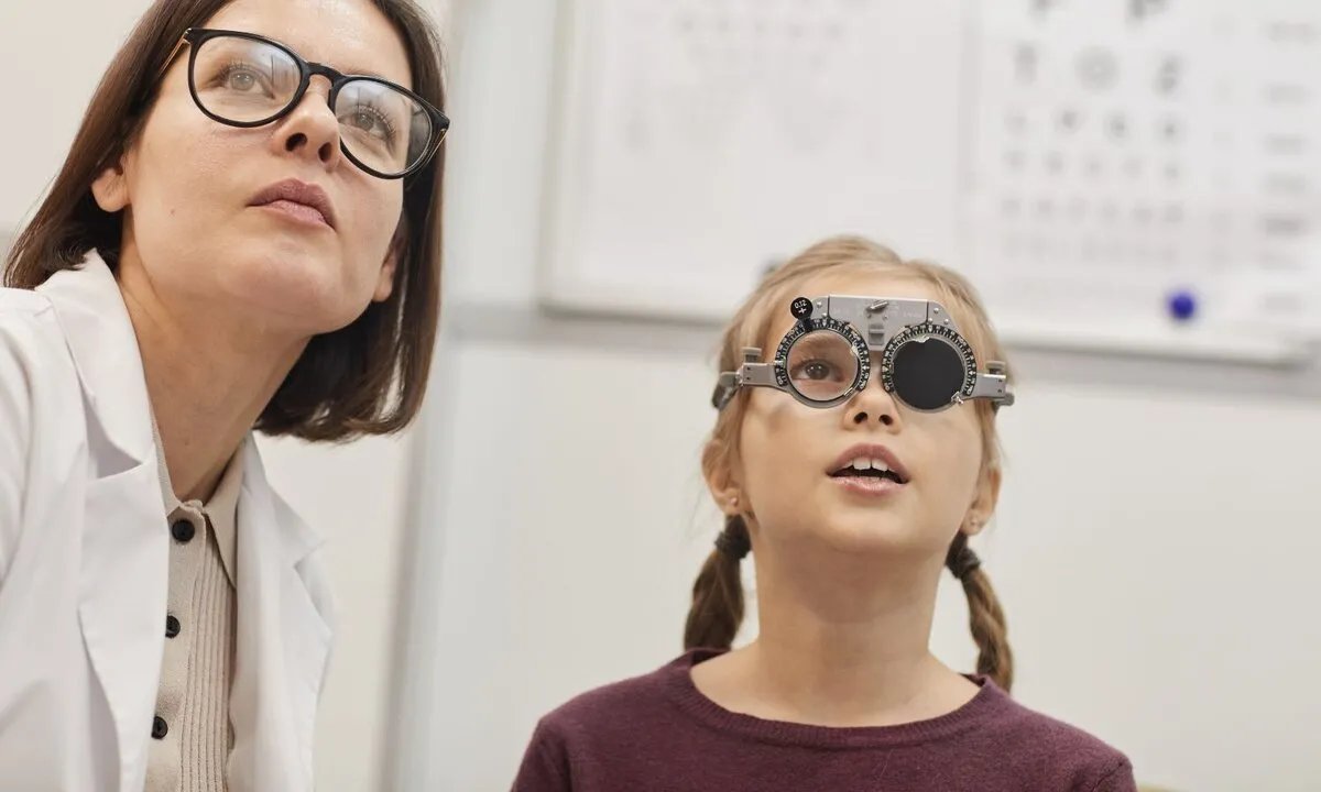 عيون أطفالنا في خطر: كيف يؤثر ضعف النظر على التحصيل الدراسي؟