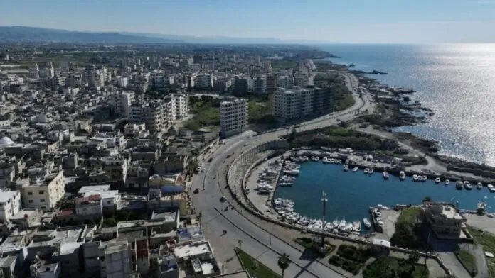 صراع النفوذ حول سوريا في واشنطن: هل تتجه أمريكا نحو رفع العقوبات أم دعم تقسيم البلاد؟