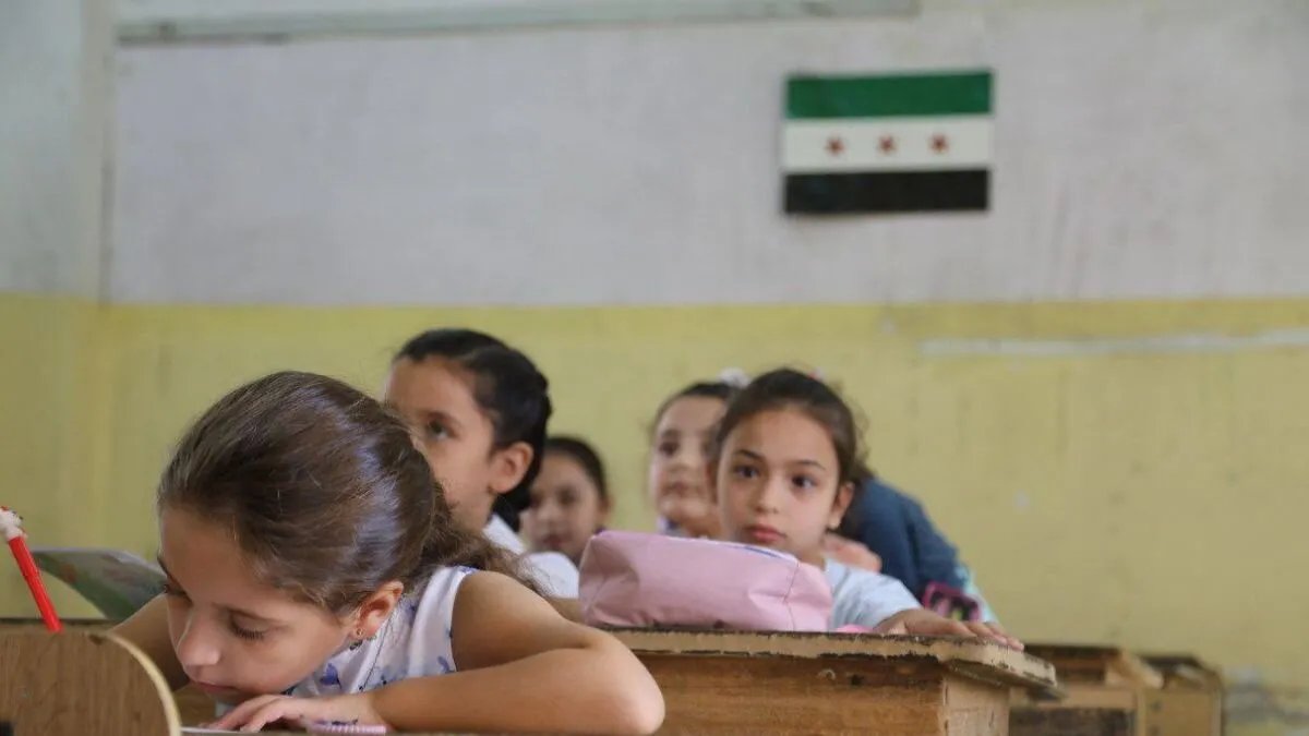 وزارة التربية تمنع ترديد الشعارات في المدارس السورية لحين اعتماد النشيد والشعار الرسميين