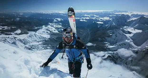 إنجاز تاريخي: متسلق بولندي يتزلج من قمة إيفرست بدون أوكسجين