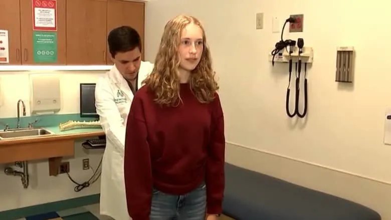 إنجاز طبي: روبوت "فيليس" يعيد فتاة أمريكية إلى مضمار الجري بعد التعافي من الجنف