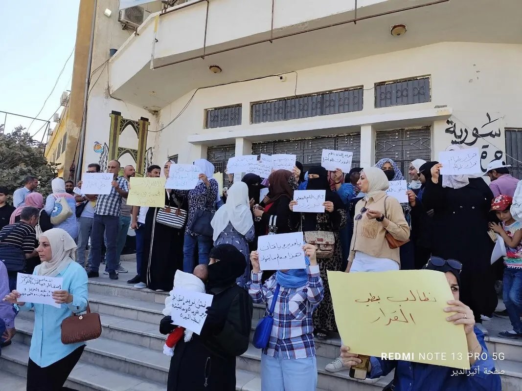 معلمو دير الزور يحتجون على التشكيلات الجديدة أمام مديرية التربية