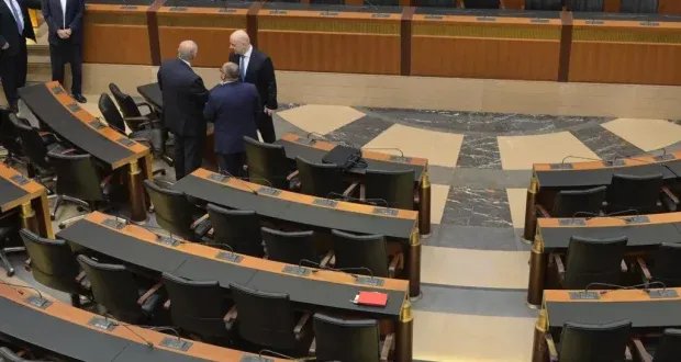 وزير الداخلية اللبناني يؤكد: الانتخابات النيابية في موعدها وتحقيق في مخالفة إضاءة صخرة الروشة