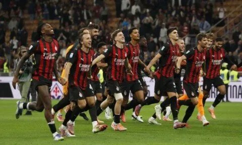 ميلان يُسقط نابولي في قمة مثيرة ويخطف صدارة الدوري الإيطالي